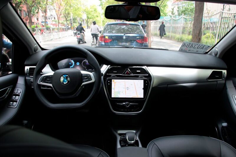 Modern aber nicht futuristisch: Der Innenraum besteht aus einem großen Touchscreen in der Mittelkonsole, einem kleinen Joystick auf dem Tunnel zwischen den Sitzen und... (Daimler)