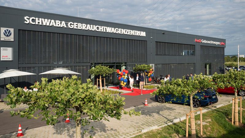 Am 10. Juli eröffnete die Schwaba GmbH ihr neues Gebrauchtwagenzentrum in Gersthofen.(Bild:  Stefan Winterstetter)
