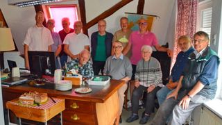 F-Kubik sind (v. l.) Ulrich Knaack, Peter Kurze, Rainer Manthey, Eckhart Bartels, Dr. Wolfgang Kaese, Burkhard Schäfer, Christian Ludewig (hintere Reihe) sowie Halwart Schrader, Peter Kurze, Mila Schrader, Achim Weise, Horst-Dieter Görg (vodere Reihe). (Bild: F-Kubik)