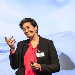 Die Autohäuser sollen ihre Kunden „verblüffen“, riet Daniela Ben Said ihren Zuhörerinnen und Zuhörern.(Bild:  Stefan Bausewein)