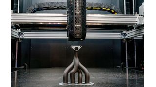 Ein 3D-Drucker bei der Arbeit an einer Art Abgaskrümmer respektive Medienverteilersystem. Das ist wieder so ein komplexes Teil, das in der Rüstung seinen Einsatz findet, weshalb die Mesago Messe Frankfurt der Formnext erstmals einen Defence-Bereich gibt. (Bild: Mesago)