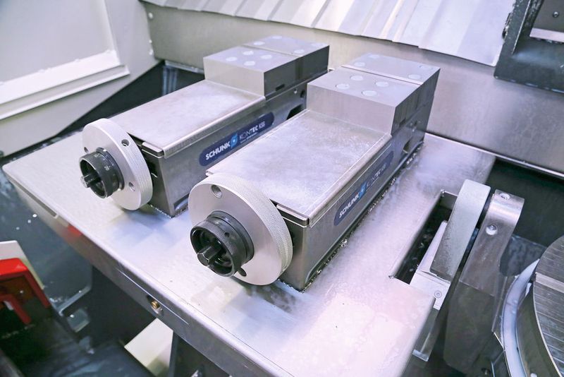 Fester Arbeitstisch – die Arbeitstische der einzelnen Maschinen sind alle mit den gleichen Gressel-Schraubstöcken ausgerüstet. (Anne Richter, SMM)