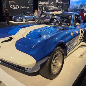 Platz 4: Diese 1963er Chevrolet Corvette Grand Sport brachte RM Sothebeys einen Erlös von 18.705.000 Dollar. Es ist eines von nur fünf Corvette Grand Sports, die jemals gebaut wurden, und das erste von nur drei Grand Sport Coupés. Ein eigens für den Sportrennsport entwickelter Prototyp mit Hunderten von Komponenten, der sich von jeder Serien-Sting-Ray unterscheidet.(Bild:  Classic Analytics)