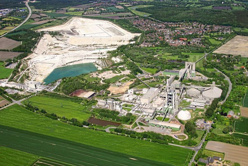 Luftaufnahme des Zementwerkes Lägerdorf - dort soll in Zukunft jährlich der Ausstoß von 1,2 Millionen Tonnen CO2 vermieden werden. (Bild: Holcim )
