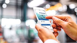 Il suffit de se connecter pour contacter directement le service SAV compétent, la nouvelle Appli SAV avec fonctions Chat, photo et vidéo, permet une prise de contact simple et rapide.  (Ecoclean)