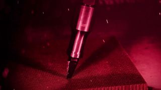 Neue Werkstoffe erfordern neue Werkzeuge und die dazu passenden Prozesse. Ein Beispiel ist das Ultraschallschneidmesser für den Zuschnitt von Wabenstrukturen. (»Automobil Industrie“)