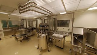 Bei der keimfreie Produktion von Augentropfen nutzt Excelvision auf eine Lösung von Bünder + Schmitt.  (Bild: Bünder + Schmitt)