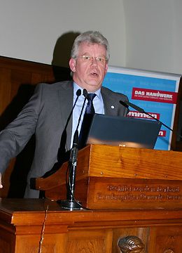 Tradition beibehalten: Die Freisprechung der Kfz-Innung Hamburg fand bereits zum achten Mal statt. Insgesamt 178 neue Gesellinnen und Gesellen wurden vor mehr als 270 Gästen geehrt. Aufgrund der demographischen Entwicklung malte Obermeister Uwe Rütz den Nachwuchskräfte eine gute Zukunft aus. (Archiv: Vogel Business Media)