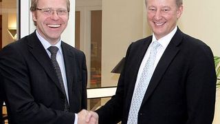 Infracor-Geschäftsführer Dr. Andreas Bonhoff (links) und Dr. Günther Weymans, Leiter Business Unit Technical Rubber Products Lanxess Buna, besiegeln die strategische Partnerschaft symbolisch mit einem Handschlag.  (Bild: Infracor)