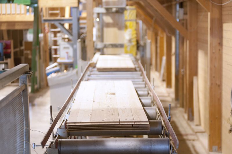 Mit einem aufwändigen General-Keilzinkenstoß werden die Lignotrend-Rohlinge stirnseitig zu langen geradlinigen Endlos-Elementen verklebt. (Leuze)