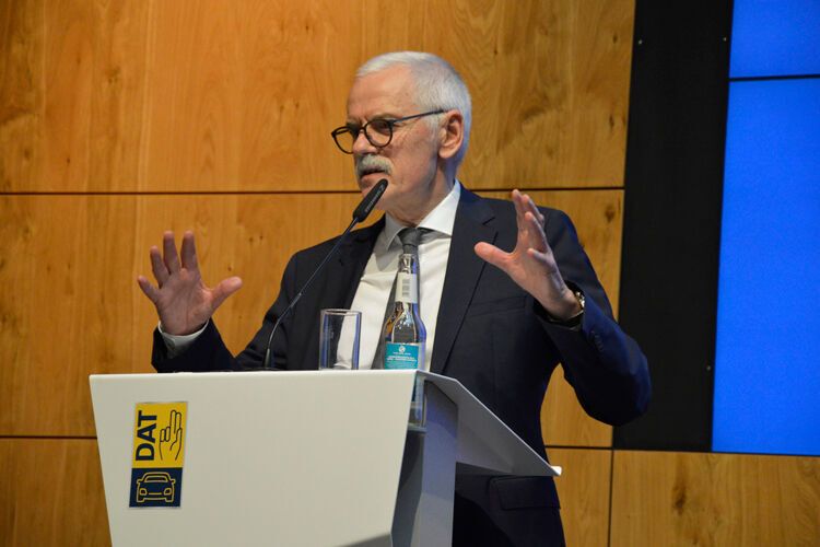 Prof. Willi Diez, Gründer des Instituts für Automobilwirtschaft (IfA), sprach über die Rolle von Autohäusern bei der Einführung alternativer Antriebe: „Der Handel wird dabei eine ganz entscheidende Rolle spielen und hier seine Stärken ausspielen. Persönliche Beratung und Probefahrt – alles andere geht auch online. Die Entscheidung, wie sich Kunden künftig motorisieren wird stärker als bisher wieder im Autohaus fallen.“ (Achter/»kfz-betrieb«)