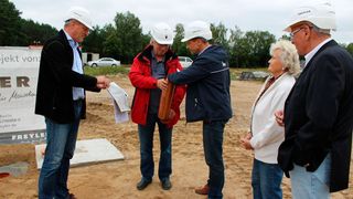 Bei der Grundsteinlegung für ein neues Werk des Mess- und Sensortechnikspezialisten FSG wird eine Zeitkapsel befüllt. (A.Bartholome/Freyler Industriebau)