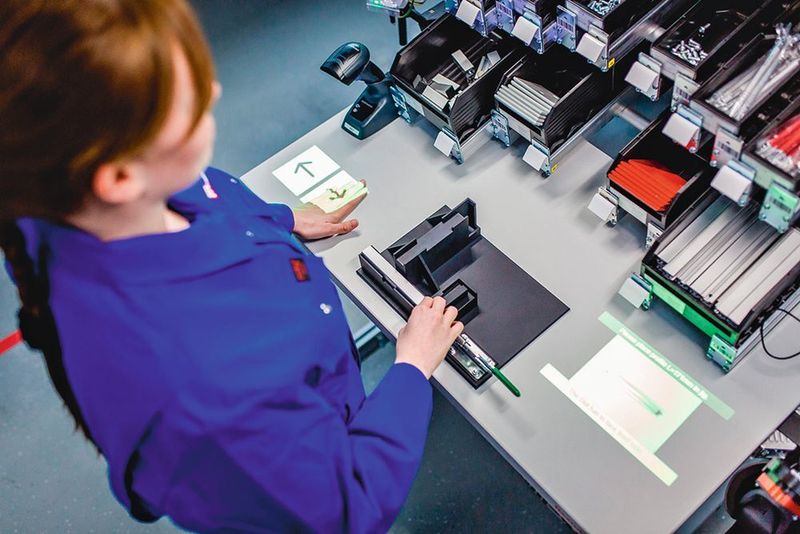 Der personalisierte Montagearbeitsplatz führt Schritt für Schritt durch den kompletten Montageprozess. (Ludmilla Parsyak/Fraunhofer-IAO)