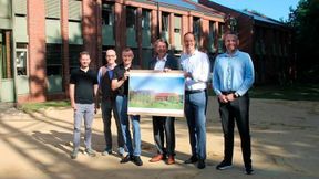 An dieser Stelle soll das Rechenzentrum entstehen (v. l.) Daniel Steffens, Gebäudemanagement, Holger Trossen, Innerer Service und Digitalisierung, Michael Steffens, Kreisentwicklung,  Marc-André Burgdorf, Landrat, Michael Kiehl, Kreisbaurat und Mark Sievers, Leiter der IT-Abteilung, stellen die Pläne vor. (Bild: Landkreis Emsland)