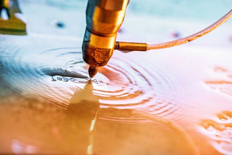 Coupe au jet d'eau chez Waterjet (Source : Waterjet)