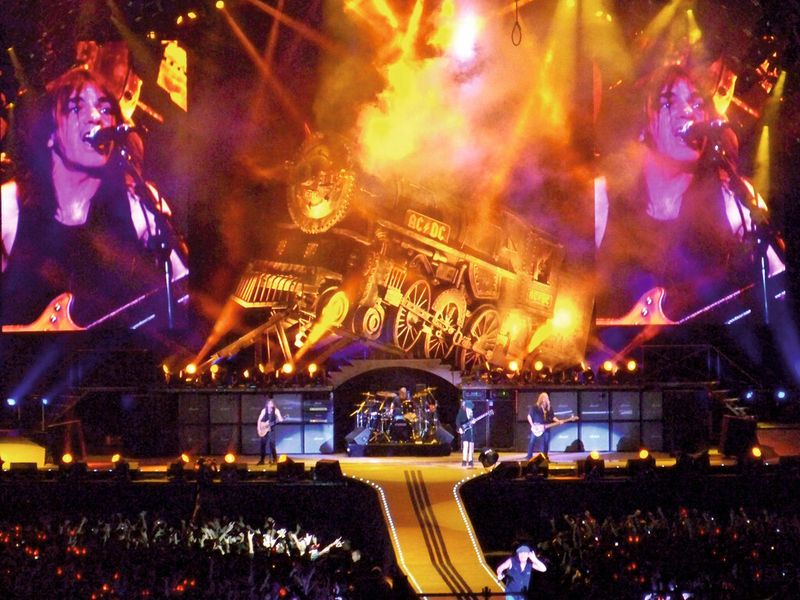 Bild 1: AC/DC ohne Nebel? Für viele Fans unvorstellbar. Konzertmanager setzen Trockeneis dafür ein. Auch die Industrie nutzt das Eis für die Reinigung von Produktionsanlagen. (Bild: Infobgv unter CC BY-SA 2.0, wikimedia commons)