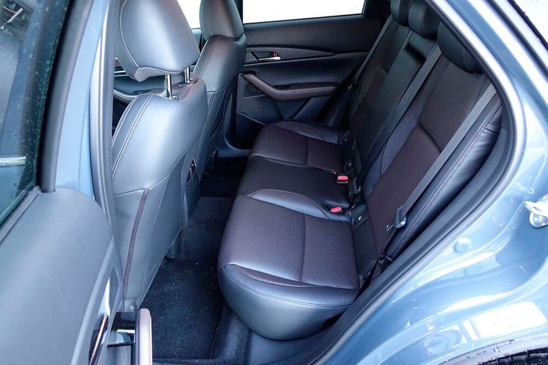 Der Knieraum auf den Rücksitzen ist trotz 4,40 Metern Gesamtlänge recht klein. (Bild: Rosenow/»kfz-betrieb«)