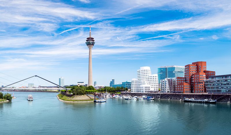 In Nordrhein-Westfalen ist die elektronische Rechnungsstellung an die Öffentliche Verwaltung seit April 2020 möglich. Das Land stellt dazu ein zentrales Eingangsportal für die Landesverwaltung bereit. Um eRechnungen versenden zu können, müssen sich Rechnungssteller auf der Internetseite www.vergabe.nrw.de beziehungsweise direkt über www.erechnung.nrw registrieren. Laut Ministerium der Finanzen des Landes Nordrhein-Westfalen können eRechnungen auch direkt per Mail an eingang@erechnung.nrw eingereicht werden. Alle Informationen rund um die eRechnung sowie die kompletten Nutzungsbedingen für Rechnungssteller in Nordrhein-Westfalen stellt das Land online unter www.vergabe.nrw.de/wirtschaft/e-rechnung-nrw bereit. Dort steht auch eine Liste der Leitweg-IDs zur Verfügung. (Abbildung: Düsseldorf) (engel.ac - stock.adobe.com)