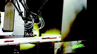 Bild 1: Mit dem entsprechenden Greifer werden die Würstchen direkt vom Zuführband aufgenommen. (Archiv: Vogel Business Media)