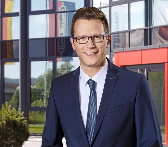 Stefan Rosenthal, Tsubaki Kabelschlepp: „Der neue Führungskanal für Energieketten, das ,Easy-Guide-System‘, ist für die Katzstromzuführung und lange Verfahrwege in der Kranfahrt konzipiert.“ (Tsubaki Kabelschlepp)