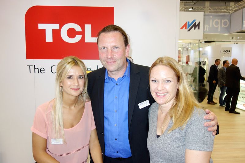 (v.l.) Emira Kalic-Camdzic und Oliver Krott, api, mit Hannah Lamotte, IT-BUSINESS. (Bild: IT-BUSINESS)