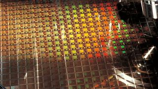 Moore's Law ist nicht tot: Die Integrationsdichte von Transistoren auf einem Siliziumchip stößt zwar 2029 an physikalische Grenzen, aber es ist buchstäblich Luft nach oben durch monolithische 3D-ICs und neuen Werkstoffen. (Bild: Taiwan Semiconductor Manufacturing Co., Ltd.)