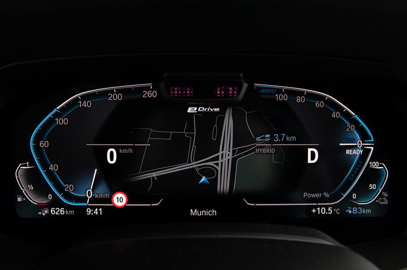 Im digitalen Kombiinstrument werden die Reichweiten für Benzin- und E-Antrieb separat angezeigt. (BMW)