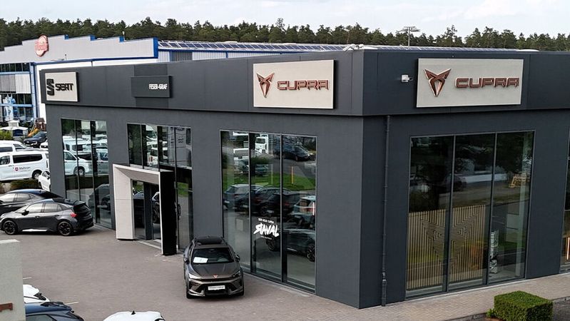 Die Feser-Graf-Gruppe vertreibt Seat und Cupra in Roth nun im derzeitigen Erscheinungsbild der Marken, im Design der Cupra-Garagen.(Bild:  Feser-Graf)