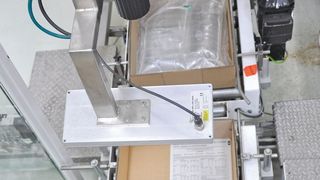 Bild 1: Sicherheit auf ganzer Linie: Vor dem Befüllen der Kartons garantieren die In-Sight-5605-Vision-Systeme das Lesen der Pharmacodes. (Bild: Cognex)