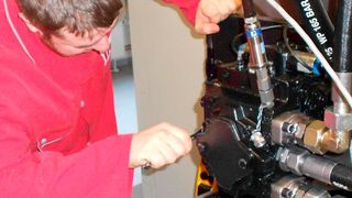 Die Effektivität einer Baumaschine steht und fällt mit  der Qualifikation der Menschen die sie hegen und pflegen. (Bild: Internationale Hydraulik Akademie (IHA))