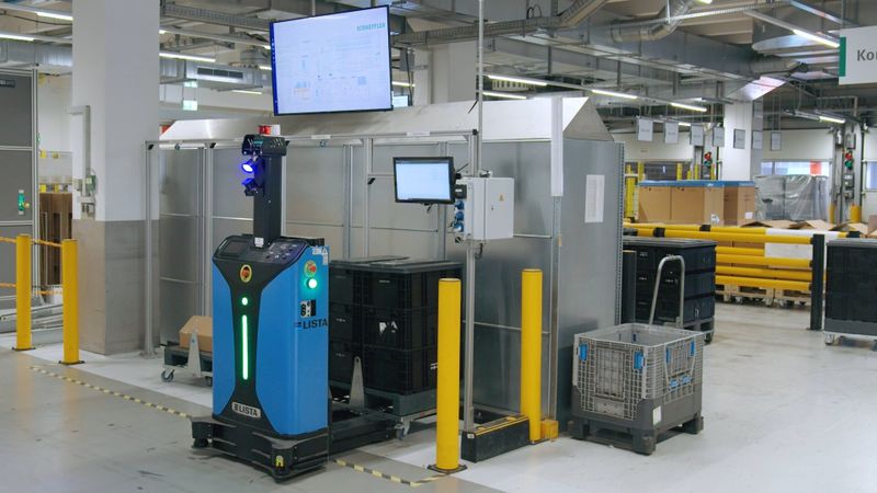 Interoperabilität in der Praxis: Moderne Leitstände orchestrieren herstellerübergreifende Flotten und integrieren autonome Transportmittel nahtlos in den digitalen Materialfluss.(Bild:  Synaos)
