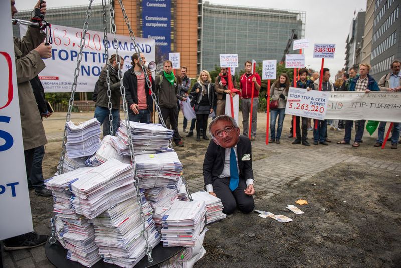 Foto der symbolischen Unterschriftenübergabe der Bürgerinitiative Stop TTIP in Brüssel. (Bild:  Stop TTIP/Alex GD/Collectif Krasnyi)