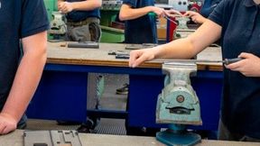 Was ist nach der Schule besser? Eine Ausbildung anfangen, wie hier? Oder lieber doch gleich ab ins Studium? Eigentlich ist es laut einer neuen Studie egal, wie man beginnt. Die Chancen – auch die beim Gehalt für Einsteiger – sind überall gut, wenn man es richtig angeht ... (Bild: P. Ollmann)