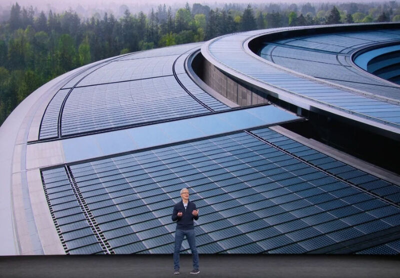 Das neue Steve Jobs Theater erzeugt seinen Strom zu 100 Prozent mit Sonnenenergie. (www.apple.com)