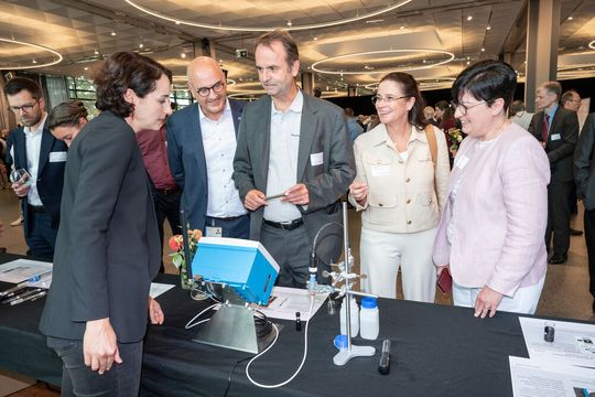 Beim jährlichen Innovatorentreffen zeigen die Erfinderinnen und Erfinder der Endress+Hauser Gruppe ihre Entwicklungen.(Bild:  Endress+Hauser)