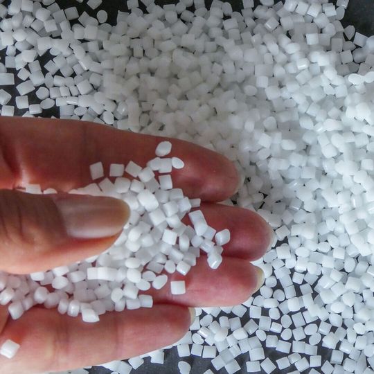 Kunstststoffgranulat für die Weiterverarbeitung im Spritzguss oder im Extruder. Kunstststoffgranulat für die Weiterverarbeitung im Spritzguss oder im Extruder.