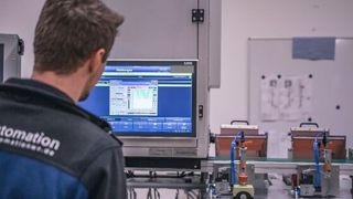 Innerhalb des Produktionsprozesses wird jedes Teil vollflächig auf Ebenheit im Durchlauf der Fertigungslinie geprüft. (Automation W+R)