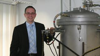 Dr. Christian Reimann mit einer Versuchsanlage zur Kristallisation von Solarsilicium in seinem Labor am Fraunhofer IISB  (Bild: Fraunhofer IISB)