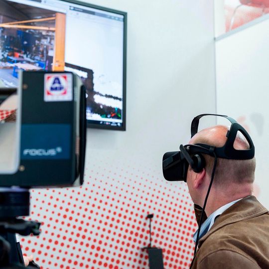 Mit der VR-Brille ging es für die Gäste durch die AMF-Bruns Produktion (Bild:  AMF-Bruns)