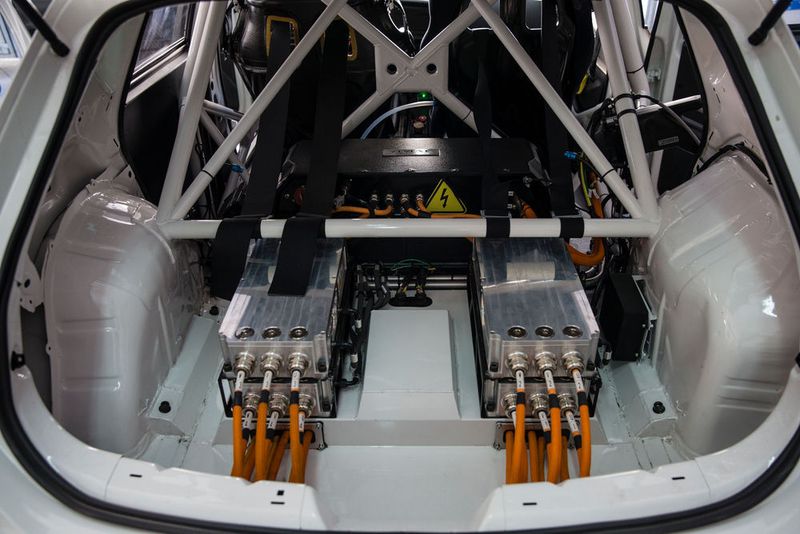 Die Batterien sollen in 40 Minuten vollständig geladen sein. (Cupra)
