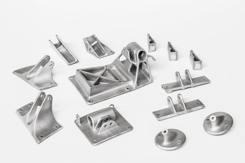Nach dem Ausbrennen des Wachses und der PMMA-Gussformen konnte das Aluminium gegossen werden. Am Ende erhielt das Aluminium eine T6-Wärmebehandlung, die die Festigkeit verbesserte und die weitere Bearbeitung erleichterte.  Die fertigen Gussteile, bereit zur Montage. (Voxeljet AG)