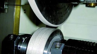 Weiterentwicklungen der Abrichtprozesse erweitern das Anwendungsspektrum der einzelnen Abrichtverfahren. Ein Beispiel ist das kontakterosive Konditionieren. Bild: IFW (Archiv: Vogel Business Media)