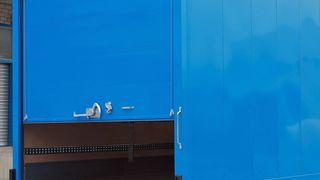 Für den wirtschaftlichen Einsatz im Verteilerverkehr konzipiert: das Rolltor C4 Lite von Titgemeyer. (Bild: Titgemeyer)