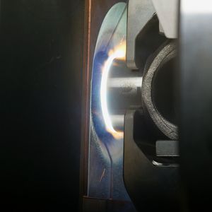Das von Kuka Systems entwickelte Magnetarc-Schweißen gehört zu den Pressschweißverfahren mit magnetisch bewegten Lichtbogen unter Schutzgas. Mit dem Verfahren lassen sich Hohlprofile mit Wandstärken zwischen 0,7 und 10mm fügen.