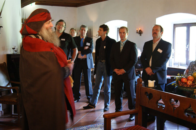 Dem als Herold verkleideten Schlossführer folgen die Teilnehmer mit Begeisterung. (Archiv: Vogel Business Media)