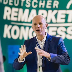 Unterstützung holte sich der Händler von Gebrauchtwagen-Coach Patrick Heun.(Bild:  Stefan Bausewein)