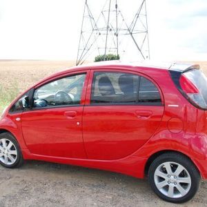 Der Peugeot Ion läuft ausschließlich mit Strom. Die theoretische Reichweite beträgt 150 Kilometer.