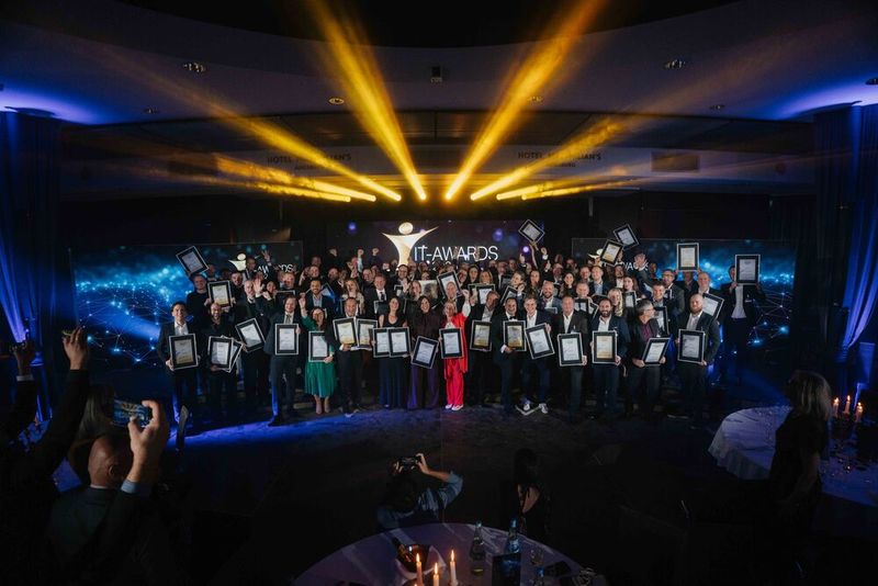 Zum Abschluss der Zeremonie versammeln sich alle Gewinner der IT-Awards aller Portale zum geselligen Gruppenfoto auf der Bühne.  (Bild: Manuel Emme Fotografie)