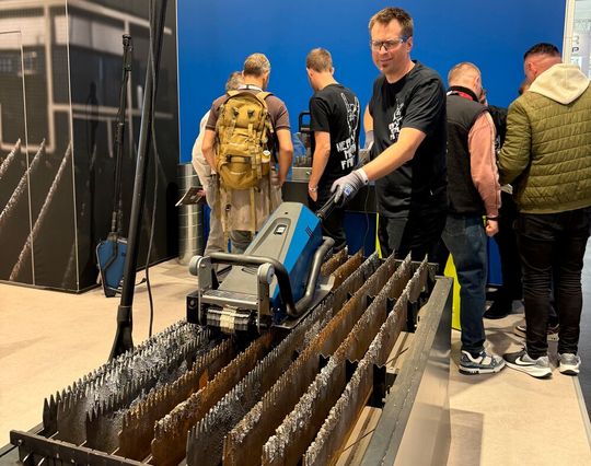 After treatment with Slat Care Liquid, the support slats can be freed from slag more easily. To do this, the slat cleaner is placed on top and moved to the other side with light pressure.(Image:  Tanja Ponzer)