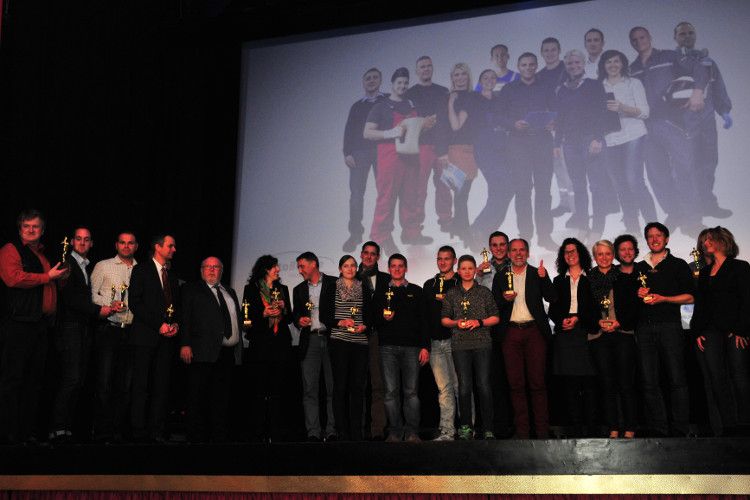 Zum Abschluss versammelten sich sämtliche Schauspieler und ihre Betriebe auf der Bühne. (Foto: Büttner)